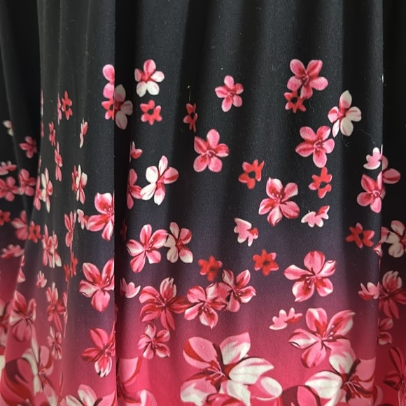 Black with Bright Pink Abstract Pattern Size Medium - Picture 5 of 9